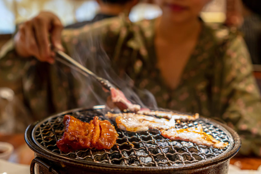 In japanischen Restaurants können die Gäste selbst Hand anlegen: Zutaten und Yakiniku-Grill stehen auf den Tischen bereit. 