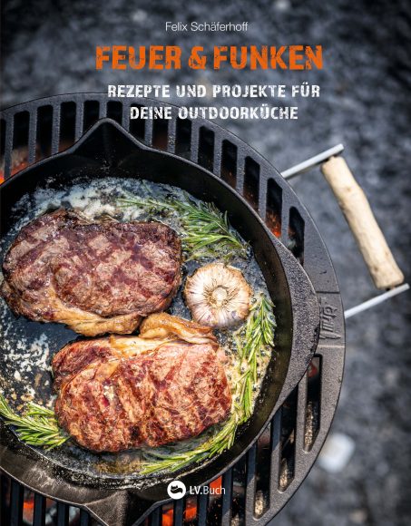 Flammlachsbretter lassen sich fertig kaufen, sie lassen sich aber auch selbst bauen. Wie, das zeigt Felix Schäferhoff in seinem Kochbuch „Feuer & Funken“ (Verlag LV.Buch). Neben Rezepten – etwa dem hier abgedruckten – enthält es DIY-Projektideen für die Outdoor-Küche. Der begeisterte Hobbykoch ist unter @tellerhecke auch auf Instagram unterwegs. 