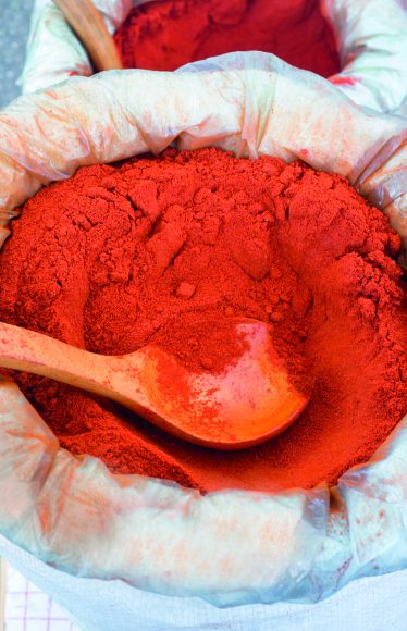 Die leuchtend rote Farbe und  ein einzigartiger rauchiger Geschmack sind typisch für das Pimentón de la Vera. Seine klassi-schen Geschmacksrichtungen sind: süß (dulce), scharf (picante) und mittelsüß (agridulce), wobei Letzteres aus einer Mischung der milden und der scharfen Sorte entsteht. 