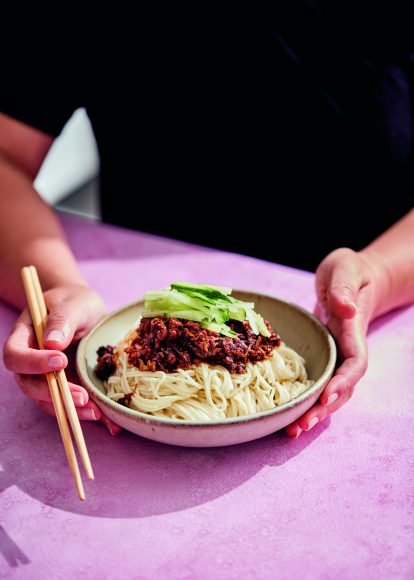Zha Jiang Mian schmeckt für Sissi Chen nach Kindheit, ihre Oma hat das Gericht für sie gekocht. Neben Weizennudeln besteht es aus einer Hackfleischsauce mit Knoblauch, Zwiebeln und schwarzer Sojabohnenpaste.